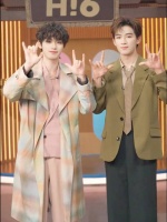 @王星越 跳了@时代少年团 新歌《爱你爱我》手势舞，也太可爱了两个人