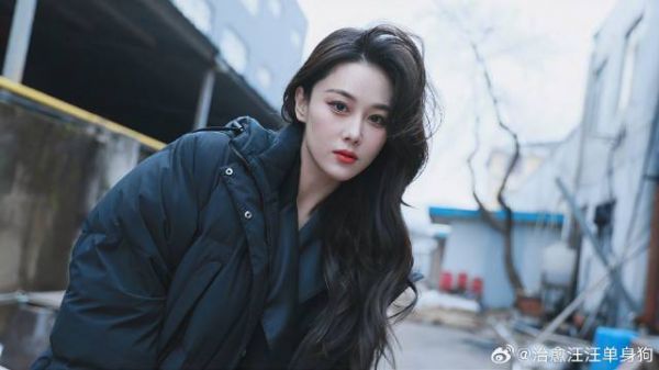 张馨予何捷街头散步被偶遇,两人穿搭休闲低调,互动氛围超恩爱