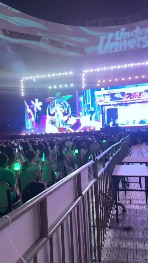 王源演唱会送118台相机宠粉