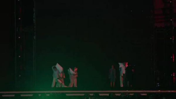张泽禹张极背靠背对唱舞台感染力强