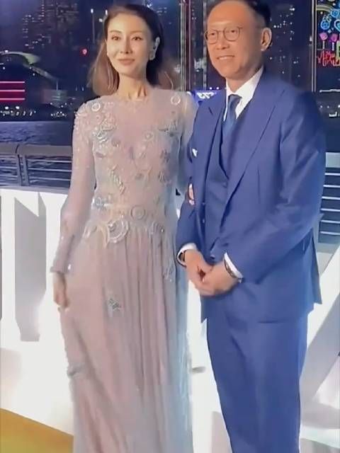 许晋亨李嘉欣晚宴合影尽显恩爱满足