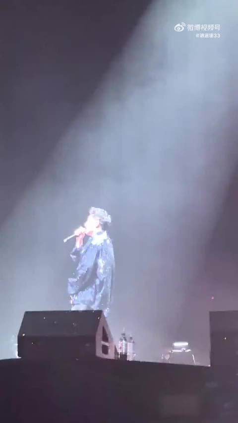 潘玮柏舞台比心手忙脚乱,唱功稳健获赞