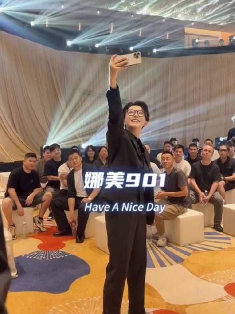娜美和901粉丝合影,看来娜美更吸男粉丝