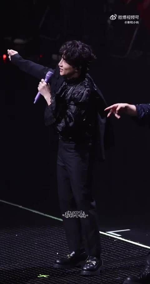 薛之谦助潘玮柏完成脱衣KPI，双人舞台欢乐互动