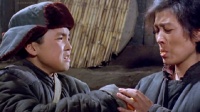 母亲舔碗留粮被孩子撞见，母子相拥泪崩