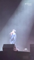潘玮柏舞台比心手忙脚乱，唱功稳健获赞