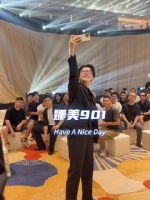 娜美和901粉丝合影，看来娜美更吸男粉丝