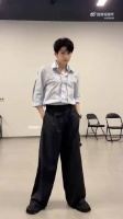 檀健次黑西装演绎扫腿舞发牌摇，舞台魅力十足