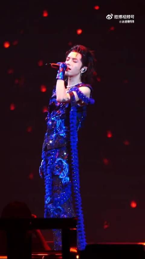 华晨宇演唱会顶腮表情引粉丝心动