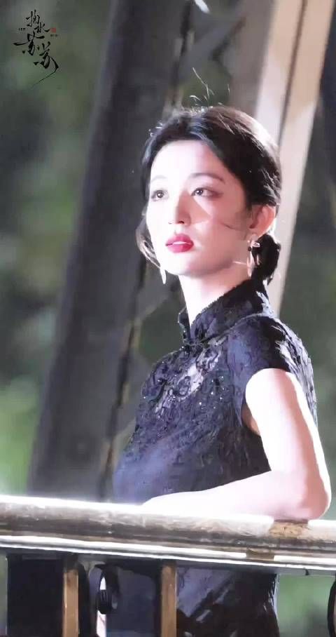 王楚然真的是太适合这种造型了吧,真的是有一种知性又优雅的感觉