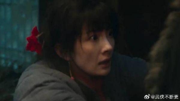 封大脚从土匪那打听出宁绣绣被关在哪,急忙赶来把她救走