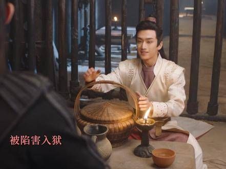 隔空举杯共饮,一笑化解恩怨