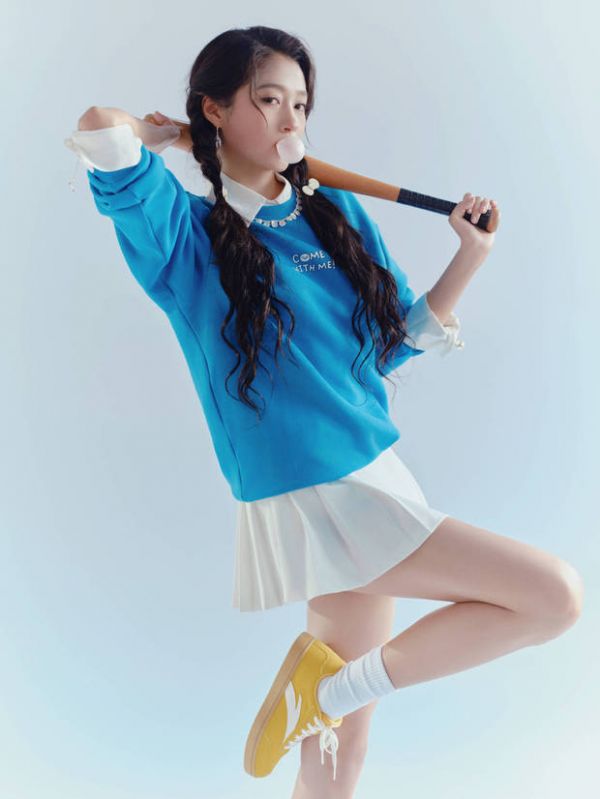 关晓彤吹着泡泡糖,将球棒搭在肩膀上的姿势好帅气。