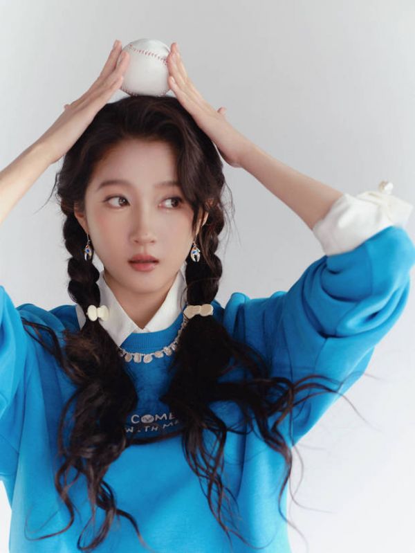 关晓彤将球放在头顶,十分俏皮可爱。