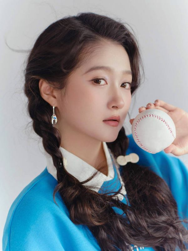 关晓彤的皮肤光滑细腻,保养有方。