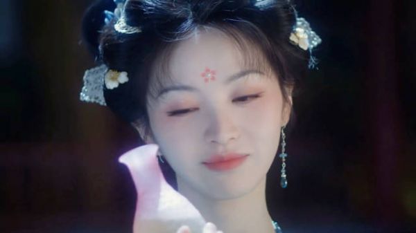 田曦薇在《子夜归》里太美了,妆容和造型的搭配很不错!