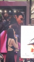 娜扎三亚穿深V礼服亮相华伦天奴活动