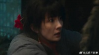 封大脚从土匪那打听出宁绣绣被关在哪，急忙赶来把她救走