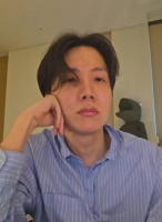 郑号锡看kig饭拍难掩笑意，粉丝热情反应引共鸣