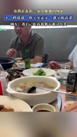 女孩正拍一家人聚餐的场景，下一秒哥哥一筷子夹走了一盘子的青菜！