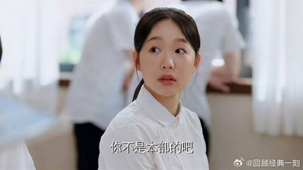 心机女找校草聊天，故意调侃女学渣，瞬间失色