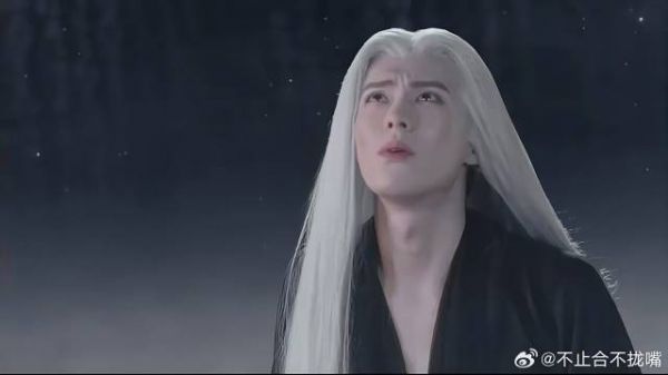 东方青苍为夺回身体,强行与小兰花亲吻,结果被击飞