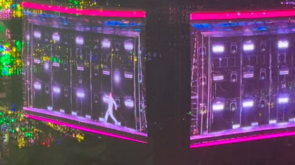 劳作出来鞋子被他自己踢掉了,我:他怎么不系鞋带啊!