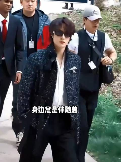 王一博为何不换保镖?回看六年来时路,才懂早已超越雇佣的羁绊 王一博保镖