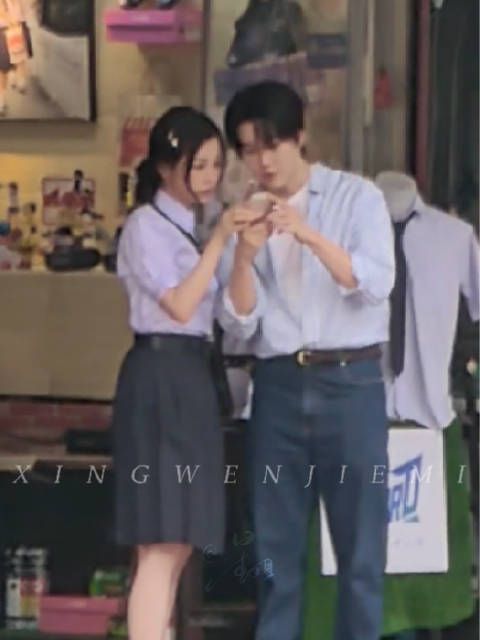 虞书欣Mike双轨团综校服路透️ 穿着校服的欣欣,又在拍照啦