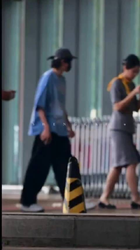 宋亚轩飞抵成都参与敬山水剧本围读,搭档李庚希