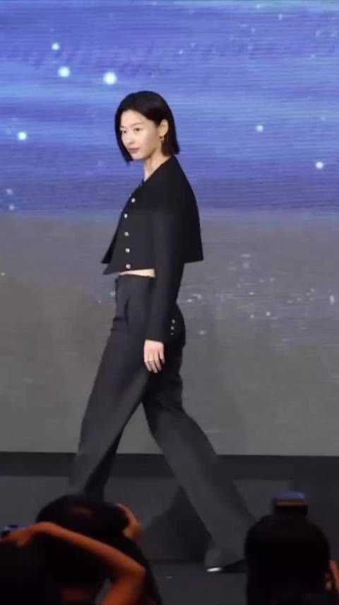 全智贤出席活动很美很有气质 但是感觉没啥精气神,眼里无光