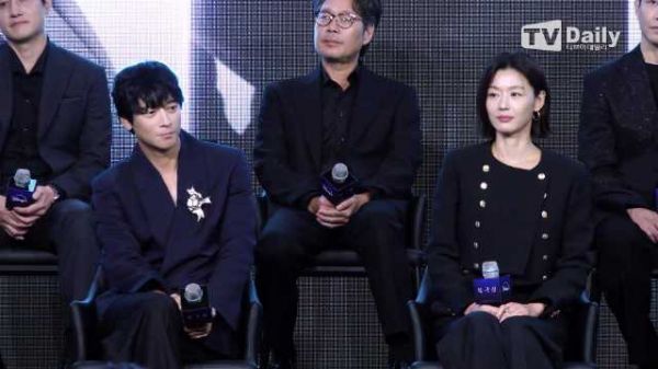 制作发布会 cut 导演、全智贤、姜栋元谈合作感受