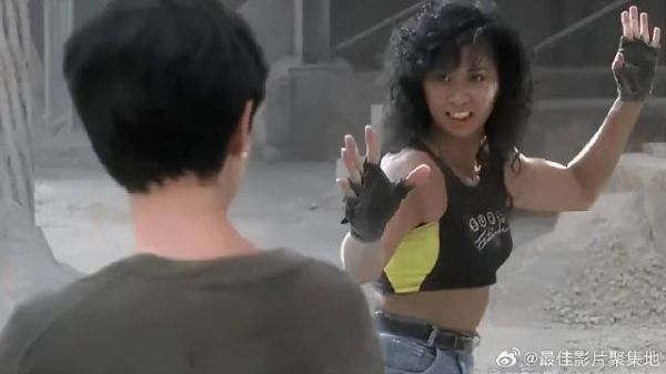 杀手开局亮肌肉,女警可不是花拳绣腿,一脚踢中她要害