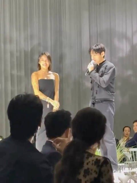 金泰亨受邀出席2025首尔艺术之夜,台下鞠躬致谢