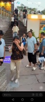 网友重庆下浩里老街偶遇的杨洋，这松驰感都快溢出屏幕了！