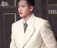 丞磊原声台词演技获赞，民国律师造型引关注