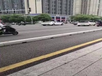 女子跟踪丈夫进酒吧意外成焦点，发型减龄引热议