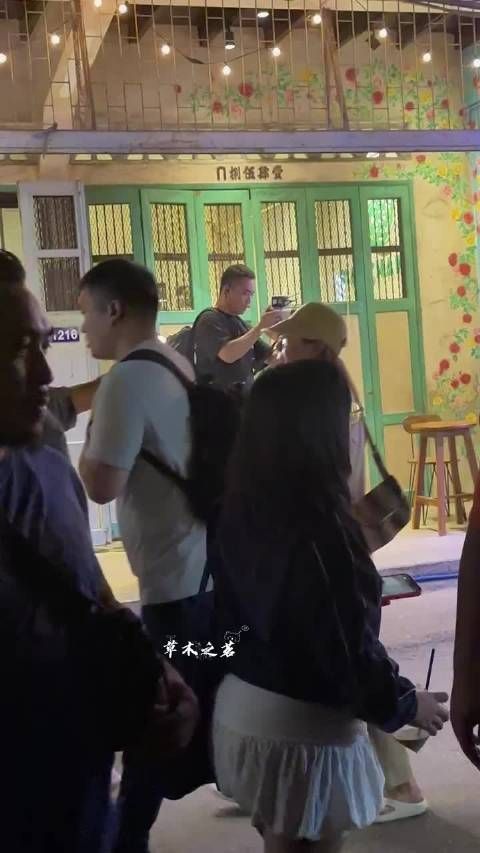 虞书欣泰国吃冰淇淋偶遇粉丝,挥手回应显亲和