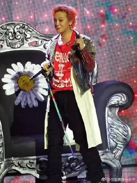 那个男人回来了 权志龙带着狂放炸场歌谣大战!