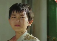 母亲病逝父亲瘫痪，小男孩独自一人撑起一个家，看着太心酸了