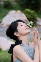 杨紫一袭浅蓝色长裙温柔似水
