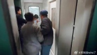 火车上打架，乘客好奇围观