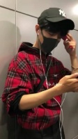 肖战机场与粉丝互动，外套扎裤子里引关注