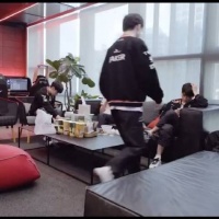 李哥一款全自动贴心中单，给兰子把腿掰正还要放好靠垫