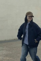 董洁轻盈步伐踏过，留下一串串温柔的足迹，温暖了人间烟火