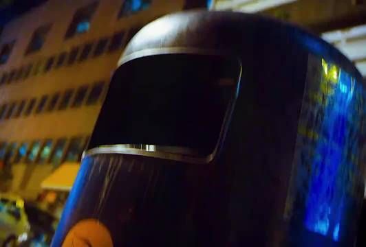 男子弹跳力惊人:一跃跳上二楼的震撼
