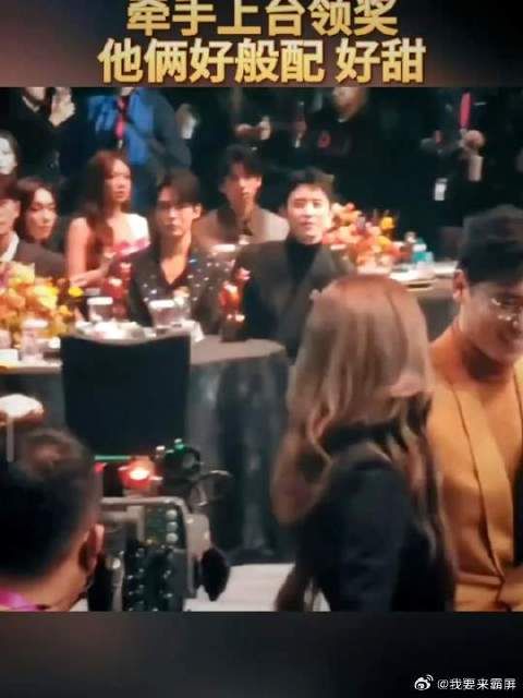 姜妍和李乃文牵手上台领奖,他俩好般配好甜!