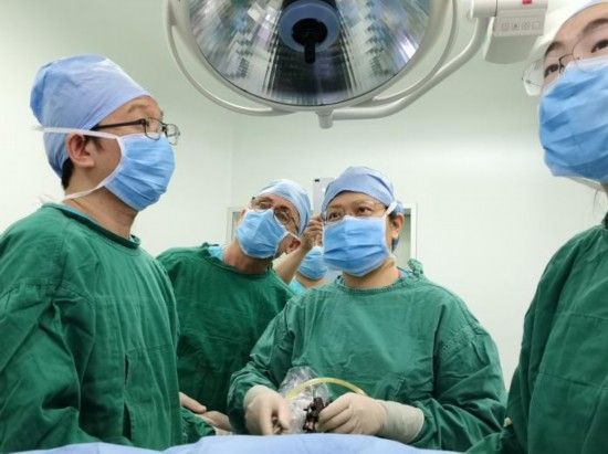  刁美(右二)在进行胆总管囊肿手术。首都儿童医学中心供图