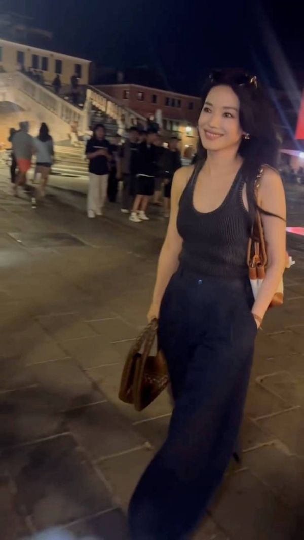 舒淇漫步在街头，迷人洒脱。