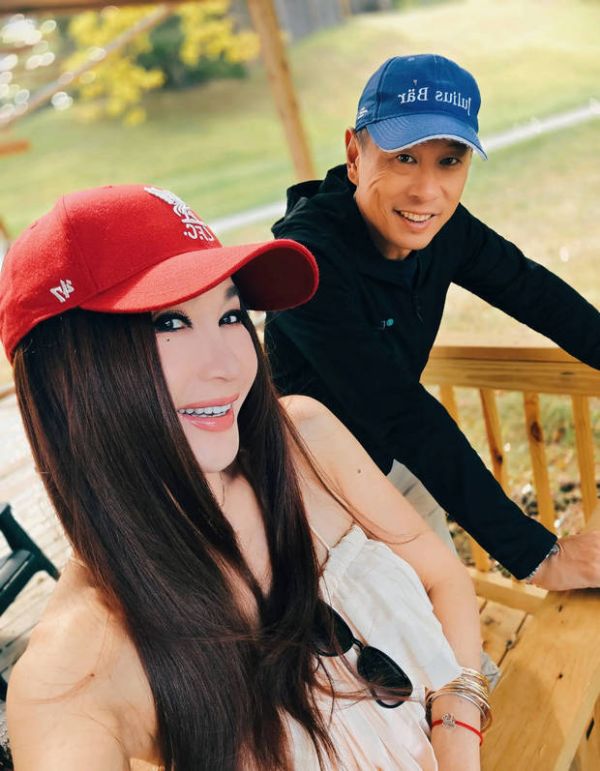 温碧霞与老公何祖光同框合影，二人笑容灿烂，感情甜蜜。